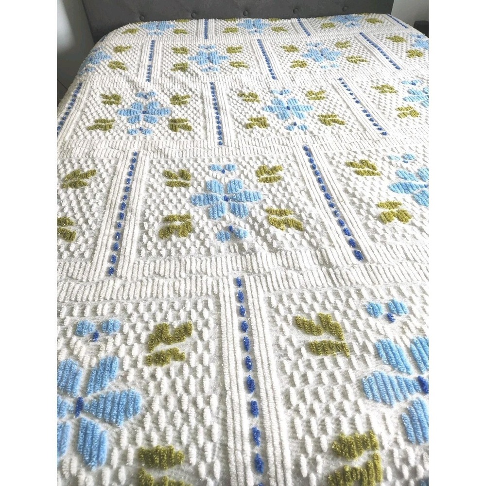 Vintage Chenille Tufted Floral Daisy Queen Bedspread Flowers White Blue Georgian
